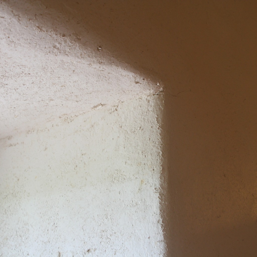 Enduit chaux-copeaux intérieur pour le confort thermique des murs épais anciens